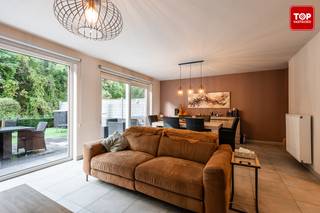 In een rustige en kindvriendelijke woonwijk presenteren we deze instapklare woning met drie slaapkamers en een uitstekende EPC-score A. <br />De woning uit 2014 werd met grote zorg onderhouden en huisvest een gezellige sfeer.<br />Via de inkomhal bereikt u zowel de keuken als de lichtrijke woonkamer, die dankzij de grote raampartijen uitkijkt op de rustige tuin. <br />Deze aangename buitenruimte is rechtstreeks toegankelijk vanuit de woonkamer en vormt een ideale plek om in alle privacy te genieten.<br />Op de eerste verdieping bevinden zich de slaapkamers en een stijlvol ingerichte badkamer<br />De zolderverdieping is toegankelijk via een valtrap en biedt mits plaatsen van een vaste trap nog mogelijkheid tot extra slaapkamers of riante hobbyruimte.<br />De combinatie van energiezuinig wonen, kwaliteitsvolle afwerking en een fijne ligging maakt van deze woning een bijzonder aantrekkelijke kans.<br /><br />Als troef is er de aparte garage, perfect voor elke type wagen of als ruime bergplaats.<br /><br />Beschikbaarheid overeen te komen.<br /><br />Contacteer Top Vastgoed op 0475 700 700!