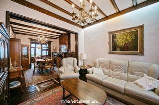 <p><span>Karaktervol, te renoveren herenhuis met 4 ruime slaapkamers en een stadstuin met zicht op de Sint-Romboutstoren in Mechelen.</span></p><p><span> </span></p><p><span>We betreden deze verrassend ruime woning via de mooie inkomhal. Deze geeft toegang tot de woon- en eetkamer en de achterliggende keuken met eethoek. Een droge kelder doet dienst als technische ruimte en voorraadplaats. De authentieke trap brengt ons naar de 3 bovenliggende verdiepingen. Op de eerste verdieping vinden we naast de eerste royale slaapkamer, de badkamer met ligbad, lavabo en toilet.  Op de tweede verdieping  bevinden zich 2 bijkomende slaapkamers en de derde verdieping herbergt de vierde slaapkamer en een ruime bergzolder met mezzanine.</span></p><p><span> </span></p><p><span>Achteraan de woning is een gezellige, zuidoost gerichte stadstuin.<br /><br />De woning bevindt zich aan de zuidkant van het begijnhof, op wandelafstand van het bruisende centrum van Mechelen.</span></p><p><span> </span></p><p><span>Een unieke gelegenheid om een karaktervolle woning om te vormen naar een nieuwe thuis en dit in het centrum van Mechelen !</span></p><p><span> </span></p><p><span>Renovatieplicht EPC: binnen 5 jaar na aankoop = verplichte renovatie tot label D of beter.</span></p><p><span> </span></p>