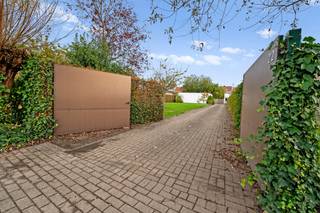 PRACHTIG   STUK GROND MET TOP LIGGING VOOR EEN OPEN BEBOUWING MET EROP STAANDE GROTE DUB GARAGE midden in de stad toch zeer rustig in doodlopende...