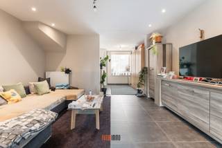 Deze leuke rijwoning met charmante gevel, werd in 2012 volledig gerenoveerd en is centraal gelegen tussen Roeselare en het Sterrebos in Rumbeke.Een...