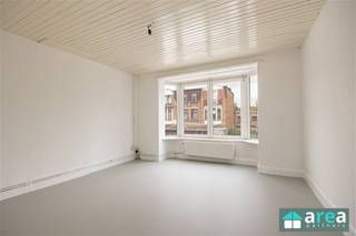 <p><span>Deze lichtrijke duplexwoning op de eerste verdieping op de Antwerpsesteenweg 78 te Hoboken combineert ruimte, comfort en een centrale ligging. Gelegen nabij winkels, scholen, openbaar vervoer en invalswegen geniet u hier van een uitstekende bereikbaarheid naar Antwerpen en omliggende gemeenten.</span></p><p><span>Troeven:</span></p><ul><li><span>4 volwaardige slaapkamers </span></li><li><span>Zeer veel natuurlijke lichtinval </span></li><li><span>Steeds uitstekend onderhouden </span></li><li><span>Geen dringende renovatiewerken vereist </span></li><li><span>Dubbele beglazing </span></li><li><span>Dak en gevels geïsoleerd </span></li></ul><p><span>Indeling:</span><span><br />Via de inkomhal betreedt u de ruime leef- en eetruimte, waar de grote raampartijen zorgen voor een aangename lichtinval. Aansluitend bevindt zich de functionele keuken. De ruime badkamer met douche bevindt zich ook op het eerste verdiep, net als de eerste grote slaapkamer. Op het tweede verdiep beschikt de woning over drie volwaardige slaapkamers, ideaal voor gezinnen of wie extra ruimte wenst voor een bureau of hobbykamer. De woning werd doorheen de jaren met zorg onderhouden.</span></p><p><span>Dankzij de aanwezige isolatie, dubbele beglazing en kwalitatieve afwerking geniet u van een aangenaam wooncomfort zonder dringende renovatiewerken.</span></p><p><span>Voor meer informatie kan u terecht bij Area Partners: info@area.be of 03/284.60.60</span></p>