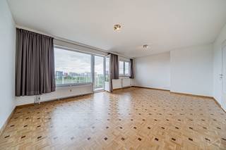 Info : bruxelles.ouest@weinvest.be of 02 315 77 22 | Prachtig appartement met 3 slaapkamers, terras en uitzonderlijk uitzicht op het Kasteel van Rivieren<br /><br />Dit lichtrijke appartement van ongeveer 100 m², gelegen in een bijzonder aangename en groene omgeving, biedt ruime leefruimtes en een uitstekende woonkwaliteit.<br /><br />Het appartement bestaat uit een inkomhal met veiligheidsdeur en videofoon, een volledig uitgeruste keuken met toegang tot het terras en een lichtrijke leefruimte met originele parketvloer, eveneens met rechtstreekse toegang tot het terras.<br /><br />Het zuidwestelijk georiënteerde terras biedt een prachtig, groen en rustgevend uitzicht, met een schitterend zicht op het Kasteel van Rivieren.<br /><br />De nachthal geeft toegang tot drie slaapkamers, die allemaal genieten van hetzelfde aangename groene uitzicht, evenals een badkamer met bad/douche, wastafel en aansluiting voor een wasmachine. Er is tevens een afzonderlijk toilet.<br /><br />Het appartement beschikt over dubbele beglazing, elektrische rolluiken, vliegenramen in elke kamer en een zonneluifel aan het terras. Een privatieve kelder vervolledigt het geheel.<br /><br />De elektriciteitsinstallatie is conform en de verwarming wordt voorzien door een gemeenschappelijke gasboiler. EPC > D – CO₂: 41 kg/(m².jaar) – 208 kWhEP/(m².jaar).<br /><br />Het appartement verkeert in goede algemene staat en vereist geen grote werken, afgezien van een eventuele opfrissing van de schilderwerken naar eigen smaak.<br /><br />Ook de ligging is een belangrijke troef : openbaar vervoer, shoppingcentrum Basilix, autosnelwegen, de Brusselse Ring, UZ Brussel, kinderdagverblijven en Franstalige en Nederlandstalige scholen zijn vlot bereikbaar.<br /><br />Een ideale woning voor wie houdt van rust en groen, maar toch alle dagelijkse voorzieningen binnen handbereik wil hebben. Zeker een bezoek waard !<br /><br />Ontdek al onze exclusieve panden op onze website : WWW.WEINVEST.BE