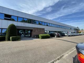 KANTOORInstapklare kantoorruimte op een gunstige locatie in het industriegebeid van Malle. Het pand biedt de mogelijkheid tot het bijhuren van...