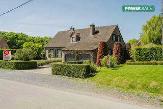 Schitterende villa in de Leuzestraat 32 te Bellegem te koop. De rustige straat zorgt voor een aangenaam gevoel van privacy. De groene zichten versterken het ontspannen woongevoel. Toch ben je in een paar minuten in het centrum van Bellegem, met uitstekende bakkers, slagers en andere dagelijkse voorzieningen. De verbindingswegen richting Kortrijk, Doornik en de E17 zijn vlot bereikbaar. Net de mix van groen en een gunstige ligging maakt deze plek uniek.Indeling:- ruime inkomhal voorzien van gastentoilet- zit- en eethoek met zicht op de tuin (gashaard en inmaakkasten aanwezig)- leefkeuken voorzien van alle luxe en comfort, met gezellige speksteenkachel en een praktische bureauhoek- masterbedroom op de gelijkvloerse verdieping- badkamer voorzien van dubbele lavabo en ligbad op gelijkvloerse verdieping- twee volwaardige slaapkamers op verdieping +1- badkamer voorzien van douche, lavabo en toilet op verdieping +1- praktische bergzolder- inpandige garage, plaats voor 2 wagensTroeven:- uitstekende residentiële locatie met een landelijke, rustige uitstraling- zeer lichtrijke woning, omringd door groen, met een ruim terras en een zonnige tuin- uitgerust met elektrische zonnescreens- volledige villa voorzien van maatwerk-inmaakkastenMeer informatie of een bezoek gewenst? Contacteer Valentine Duquesne (0493/253262). De eigendom wordt aangeboden via de Power-sale formule. Van 18/05/2026 om 09:00 tot 23/05/2026 om 12:00 kan u de woning op afspraak komen bezichtigen en een bod uitbrengen. De vermelde prijs is een instelprijs. Voor meer info, gelieve contact op te nemen met de dossierverantwoordelijke.Bestuursmaatregelen in het maatregelenregister: nee