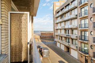 <p>In een rustige straat vlakbij de Zeedijk bevindt zich dit ruim drieslaapkamerappartement van ca. 100 m². De zee ligt letterlijk om de hoek en vanop het terras aan de voorzijde geniet je van een zijdelings zeezicht. Een ideale combinatie van kustgevoel en praktische bereikbaarheid, met winkels, horeca en tramhalte op wandelafstand. Bovendien zijn er in de directe omgeving voldoende parkeermogelijkheden.</p>
<p>Het appartement beschikt over een functionele indeling met een duidelijke scheiding tussen leef- en nachtgedeelte. De lichtrijke leefruimte sluit aan op de eetplaats en de aparte keuken geeft toegang tot het terras vooraan. Achteraan bevinden zich drie volwaardige slaapkamers en een tweede, zuidgericht terras.</p>
<p>De keuken en badkamer zijn verzorgd en functioneel ingericht, met ruimte om ze indien gewenst verder te personaliseren naar eigen smaak.</p>
<p><strong><br />Troeven van dit appartement:</strong></p>
<ul>
<li>Ruim appartement van ca. 100 m²</li>
<li>Drie volwaardige slaapkamers</li>
<li>Twee terrassen (voor- en achterzijde)</li>
<li>Zijdelings zeezicht</li>
<li>Vlakbij de Zeedijk</li>
<li>Voldoende parkeermogelijkheden in de omgeving</li>
<li>Twee grote privatieve kelderbergingen</li>
<li>Renovatiekansen: verbetering van de energieprestatie mogelijk via optimalisatie van het verwarmingssysteem of bijkomende isolatie.</li>
</ul>
<ul></ul>
<p>Of u nu zoekt naar een betaalbare thuisbasis, een tweede verblijf aan zee of een slimme investering - dit appartement in Oostende combineert ligging, potentieel en toegankelijkheid in één aantrekkelijk geheel.</p>