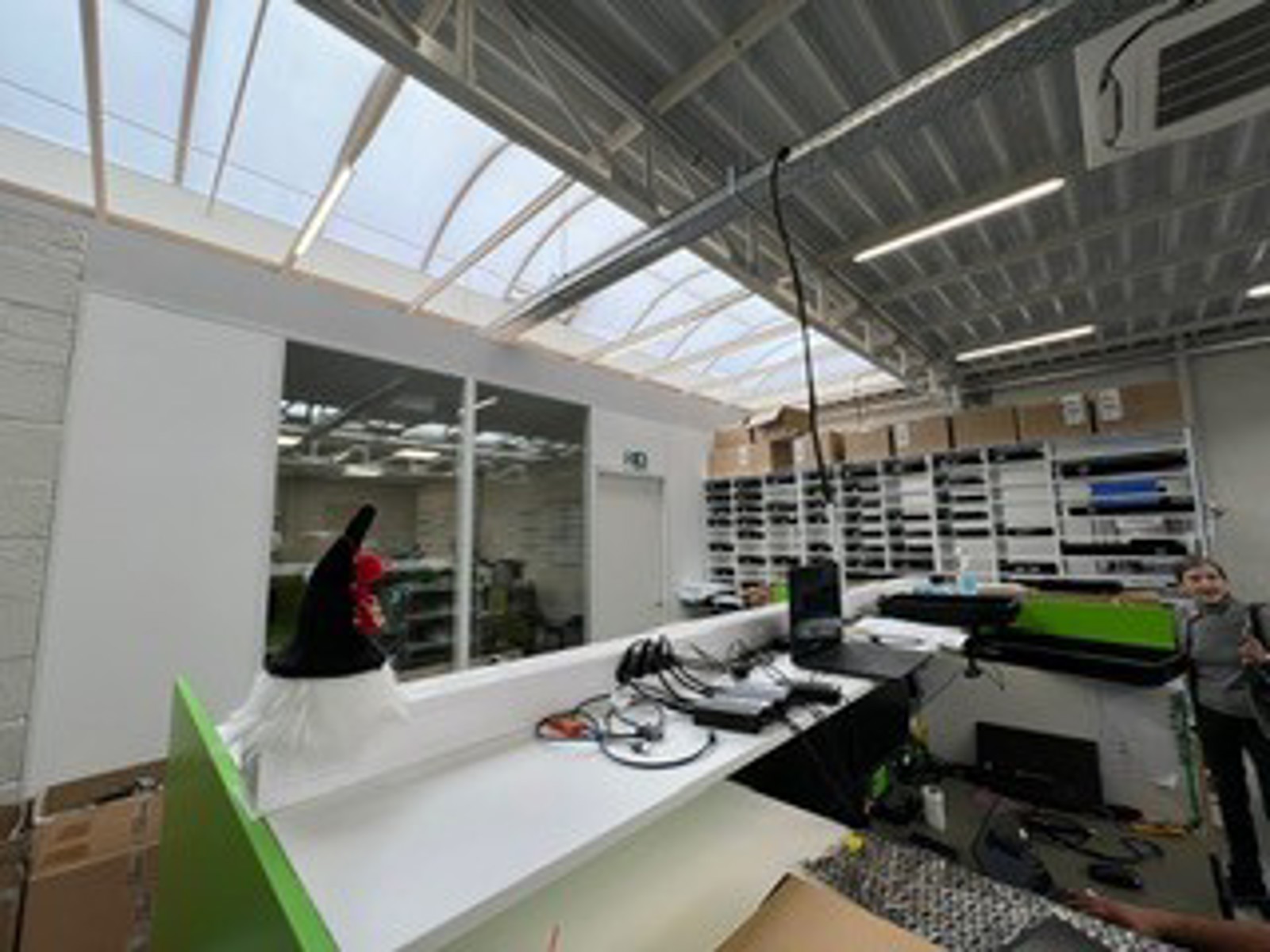 Ideaal gelegen loods met bureel en grote parking. - foto 5