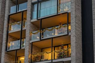 Dit instapklaar en ruim appartement vinden we terug op het Kolonel Dusartplein, aan de binnenzijde van de kleine ring van Hasselt. Bij het buitenstappen sta je pal in het bruisende centrum van Hasselt. Er zijn 2 ruime terrassen van 21m² en 14m² met een prachtig zicht over het plein. <br /><br />Indeling:<br />Het appartement is toegankelijk via trap en lift, per verdieping bevinden zich slechts 2 appartementen die gebruik maken van de lift. Via de veiligheidsdeur betreden we de inkomhal van het appartement. Van hieruit gaan we verder naar de leefruimte van 78m² met open keuken. In de leefruimte is er een op maat gemaakte bureau gecreëerd. Wat meteen opvalt is de zee van licht die gecreëerd wordt dankzij de kamerbrede en plafondhoge ramen. De kwalitatieve materialen wo. de parketvloer geven het geheel een luxueuze uitstraling. Er is een waterdamphaard aangesloten aan de waterleiding en deze zit verwerkt in het tv/audio meubel.<br />De open keuken is compleet uitgerust.<br />De ruime terrassen zijn goed georiënteerd en zijn tevens voorzien van verlichting. <br />Via de nachthal krijgen we toegang tot de master bedroom met ensuite dressing. Aansluitend bevinden er zich nog 2 ruime slaapkamers. Centraal ligt de mooie en praktische badkamer. Het appartement is voor de rest ook voorzien van verschillende op maat gemaakte opbergkasten wat het geheel ook uiterst praktisch maakt. Er zijn 2 toiletten nl. het gastentoilet en de andere vinden we terug in de badkamer.<br />De ruime wasplaats is voorzien in de technische berging.<br /><br />In de kelder bevindt zich nog een ruime en makkelijk bereikbare staanplaats en een ruime kelderberging. Er is nog een extra parking bij aan te kopen.<br />De parking bereik je heel makkelijk via de kleine ring of via de Koning Boudewijnlaan. Het betreft een gedeelte van de Q-parking wat enkel toegankelijk is voor bewoners van de residentie.<br />In de kelder is er tevens een gemeenschappelijke fietsenstalling en containerlokaal voorzien.<br /><br />Buitengewone kenmerken:<br />- Zéér goede ligging<br />- Instapklaar<br />- Prachtig zicht<br />- 143m² bruikbare oppervlakte (bron EPC)<br />- 3 slaapkamers<br />- 2 terrassen<br />- Breedte gevoel appartement <br />- Energiezuinig EPC A<br />- Kelderberging incl.<br />- 1 autostaanplaats incl. <br />- 1 autostaanplaats bij aan te kopen<br />- 2 inkomdeuren aangezien 2 appartementen samengesmolten zijn.