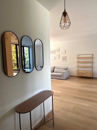 <p>Op zoek naar een modern en nieuw appartement wat nooit eerder verhuurd werd? Welkom in de Harmoniestraat 9! De straat verklapt het reeds: we bevinden ons pal in het centrum van de residentiële Harmoniewijk. Topligging in de stad: een veilige en mooie buurt, en overal dichtbij! Indeling: inkomhall met vestiaire, toilet en wasberging, zonnige leefruimte op parket met prachtige lichtinval , zalig zonneterras met zicht op beschermde gevels van herenwoningen, modern uitgeruste keuken voorzien van alle comfort, er zijn 2 slaapkamers, beiden voorzien van dressingkasten. Moderne badkamer met inloopdouche en dubbele lavabo, private kelder. Extra: gebruik gemeenschappelijke tuin en fietsenberging toegestaan! Huurprijs: €1.450 per maand + provisie €125. Huren 2 staanplaatsen mogelijk aan €150/plaats. Overkopen of huur meubels mogelijk.</p>