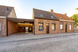 - Ideale ligging: Nieuwkapellestraat 17 in Nieuwkapelle (Diksmuide)<br />- Te renoveren woning met grote garage<br />- Leefruimte<br />- Aansluitende keuken met eetplaats<br />- Badkamer met wastafel, douche en ligbad<br />- Ruime veranda<br />- Koer met omheining<br />- Nachthal en 2 slaapkamers<br />- EPC: 489 kWh/m²/jaar <br />- Asbestveilig<br />- Richtprijs: € 185.000