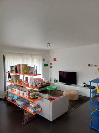 <p>BEZOEK AANVRAGEN EN KANDIDAAT STELLEN VIA DE WEBSITE WWW.DEBOERENPARTNERS.BE</p>
<p>Indien u een bezoek wenst aan te vragen aan dit eigendom, dan kan dit enkel via het aanvraagformulier op onze website. U zoekt het betreffende eigendom onder ons “aanbod te huur”, en klikt daarna bovenaan op “bezoek inplannen”.</p>
<p>Daarna doorloopt u alle stappen en vult u de gevraagde gegevens in. Wij behandelen uw aanvraag binnen de 2 werkdagen en contacteren u daarna. Omwille van het grote aantal aanvragen, worden verzoeken via Immoweb, Immoscoop of Spotto niet behandeld.</p>
<p>Enkel volledig ingevulde kandidaturen op onze website komen in aanmerking. Indien u moeilijkheden ondervindt met het invullen van de kandidaatstelling, aarzel dan niet om ons te contacteren voor hulp en ondersteuning.</p>
- <br /><br />Recent appartement (92m² + 33,5m² terras) met 2 slk, groot terras en ondergrondse autostaanplaats.<br /><br />Algemeen:<br />- Ruim appartement op de 2e verdieping<br />- Riant Zuid-terras (33,5 m²)<br />- Lift aanwezig in gebouw<br />- Vaste kosten 60 euro per maand<br />- Ondergrondse autostaanplaats inbegrepen in de prijs<br />- Aparte meters/tellers<br /><br />Indeling:<br />Ruime inkomhal met apart toilet en handenwasser; badkamer met inloopdouche en dubbele lavabo; 2 slaapkamers; grote leefruimte met open keuken; berging naast keuken; riant terras (Zuid gericht).
