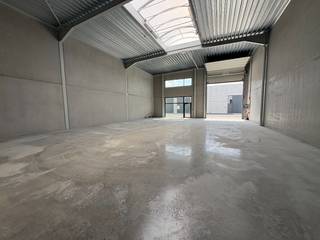 - Nieuwe KMO-units te Ichtegem -<br /><br />In de Industriestraat te Ichtegem transformeert Global Estate Group de voormalige Dupon Biscuits-site – bekend van koekjes voor ijsjes – tot een modern en duurzaam bedrijventerrein.<br /><br />In dit nieuwe KMO-park, *Houtland West*, bieden wij een casco loods van 246 m² te koop aan. De unit beschikt over 2 inbegrepen privéparkeerplaatsen en maakt deel uit van een recent opgeleverd bedrijvenpark met een hedendaagse uitstraling.<br /><br />*Houtland West* is strategisch gelegen in het hart van Ichtegem, vlot bereikbaar via de N33 en op korte afstand van Torhout, Gistel en de E40. Het bedrijventerrein is ideaal voor kleine en middelgrote ondernemingen die op zoek zijn naar een functionele, duurzame en goed bereikbare uitvalsbasis in West-Vlaanderen.<br /><br />Interesse? Neem contact met ons op voor meer info of een bezoek ter plaatse.