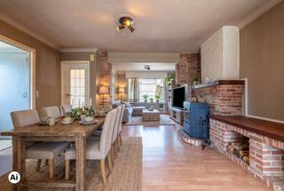 Op zoek naar een woning met veel potentieel in Sint-Eloois-Vijve? Dan is deze te renoveren woning zeker een bezoek waard!<br /><br />TROEVEN<br />* Rustige ligging in Sint-Eloois-Vijve<br />* Dubbel glas/PVC<br />* Te renoveren woning met tal van mogelijkheden<br />* 4 volwaardige slaapkamers<br />* Vaste trap naar de zolder, ideaal voor extra slaapkamer(s), bureau of hobbyruimte<br />* Zuidgerichte tuin op een perceel van 524 m²<br />* Vrijstaande garage<br /><br />INDELING<br />Je betreedt de woning via de inkomhal met gastentoilet, die toegang biedt tot de lichtrijke leefruimte met aansluitend de keuken. Verder beschikt het gelijkvloers over een praktische wasberging, een kelder en ook de badkamer.<br />Op de eerste verdieping bevinden zich vier volwaardige slaapkamers. De zolderverdieping is bereikbaar via een vaste trap en biedt dankzij de ruime oppervlakte heel wat mogelijkheden voor het creëren van een extra slaapkamer, bureau of hobbyruimte.<br />Buiten geniet je van een aangename, zuidgerichte tuin op een mooi perceel van 524 m². Daarnaast beschikt de woning over een vrijstaande garage en een ruime oprit met plaats voor meerdere wagens.<br /><br />INTERESSE?<br />Contacteer VLAEMYNCK VASTGOED voor meer informatie of een bezoek ter plaatse.<br /><br />REF.: LS/26081/TK<br />UC: 20260226-0003809986-RES-1