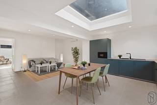 Maison moderne et rénovée avec goût, comprenant 4 chambres, située sur la Place de Flobecq, avec un grand jardin clôturé et une terrasse aménagée. Cette maison rénovée avec goût (rénovation 2025) allie caractère et confort contemporain et est en outre économe en énergie (EPC B).<br /><br />AGENCEMENT :<br />Hall d'entrée avec toilettes séparées, coin salon confortable et grande cuisine ouverte entièrement équipée donnant sur le jardin. Il y a également un débarras/buanderie et une grande cave (±30 m²).<br /><br />Au premier étage se trouvent une grande salle de bains tout confort et une chambre spacieuse.<br />Le deuxième étage abrite 3 chambres supplémentaires, idéales pour les familles ou ceux qui souhaitent disposer d'espace supplémentaire.<br /><br />La maison a été entièrement rénovée avec un nouveau toit isolé, du double vitrage en PVC et en aluminium, une installation électrique conforme et un système économe en énergie avec pompe à chaleur, pour le chauffage et la climatisation, et des panneaux solaires.<br /><br />EXTÉRIEUR :<br />Terrasse aménagée (±10 m²) et grand jardin entièrement clôturé (±280 m²) offrant une grande intimité. Possibilité de stationnement devant la porte.<br /><br />Une maison idéale pour les familles qui souhaitent vivre dans un logement prêt à emménager, confortable et économe en énergie, dans un environnement central avec des commerces, des écoles, les transports en commun et la gare à proximité.<br /><br />Cette annonce contient des photos générées par IA.<br /><br />Visite sur rendez-vous avec Immo Beguin, votre expert immobilier depuis 2009.<br />✉️ info@immobeguin.be