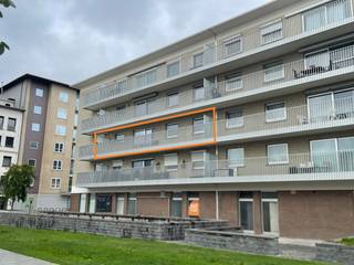 Een volledig en uiterst kwalitatief gerenoveerd appartement op de 2de verdieping (met lift). Omvattend: Inkomhal met apart toilet, woonkamer (met aanpalend een ruim en zongericht terras), volledig ingerichte keuken, 2 slaapkamers, ruime berging/wasplaats en badkamer. Een ondergrondse garage is inbegrepen in de huur. Onmiddellijk vrij. Huurprijs: 800 € per maand + 50 € algemene kosten (syndic). Bezoekaanvragen enkel per mail (niet telefonisch).