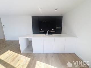 Ontdek dit prachtige, relatief nieuwe appartement dat comfort, stijl en functionaliteit perfect combineert.<br />Vanaf het moment dat u de inkomhal betreedt, voelt u de ruimte en de frisse, moderne uitstraling.<br />De royale woonkamer baadt in natuurlijk licht dankzij grote raampartijen en biedt een open verbinding met de volledig uitgeruste, moderne keuken – ideaal voor gezellige avonden en entertainment.<br /><br />Het appartement beschikt over twee ruime slaapkamers, beide voorzien van stijlvolle ingemaakte kasten die voor optimale opbergruimte zorgen.<br />De badkamer heeft een dubbele lavabo, een toilet, een bad én een aparte douche. Er is tevens een apart gastentoilet voorzien. <br /><br />Daarnaast biedt het appartement twee bergingen en een kelderruimte, waardoor u meer dan voldoende opbergruimte hebt voor al uw spullen.<br />Het royale terras biedt een fantastisch uitzicht en is de perfecte plek om te genieten van de zon of een rustige avond buiten.<br /><br />De maandelijkse gemeenschappelijke kosten bedragen € 200. Deze omvatten onder meer het tuinonderhoud in de omgeving, het onderhoud van de gemeenschappelijke gang én een voorschot op het verbruik van de verwarming.<br />Dankzij het uitstekende EPC geniet u bovendien van een energiezuinig appartement dat modern wooncomfort combineert met duurzame prestaties.<br /><br />Voor uw comfort zijn er twee autostaanplaatsen beschikbaar bij te huren aan € 100 per maand per plaats, waarbij het huren van minstens één staanplaats verplicht is.<br />Dit is een unieke kans om te wonen in een licht, ruim en stijlvol appartement met alle voorzieningen die u zich maar kunt wensen.