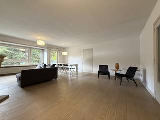 Op een uitstekende ligging aan het Citadelpark bevindt zich dit ruime appartement met een bewoonbare oppervlakte van ca. 124 m². Het appartement is gelegen op de eerste verdieping en combineert royale leefruimtes met een aangenaam groen uitzicht.<br /><br />De indeling omvat een inkomhal met gastentoilet, een ruime en lichtrijke leefruimte en een afzonderlijke keuken met aansluitend balkon. Verder zijn er drie ruime slaapkamers, een douchekamer en een praktische berging.<br /><br />Een absolute troef is het ruime terras van ca. 18 m² aan de achterzijde.<br /><br />Dankzij de ligging bevinden winkels, restaurants, openbaar vervoer en tal van andere voorzieningen zich in de onmiddellijke omgeving. Ook het station Gent-Sint-Pieters ligt op wandelafstand en de belangrijkste verbindingswegen zijn vlot bereikbaar.<br /><br />Een privatieve kelderberging is inbegrepen. Daarnaast is er een overdekte autostaanplaats beschikbaar.<br />
<ul>
<li>EPC: 105 kWh/m²/jaar</li>
<li>Bewoonbare oppervlakte: ca. 124 m²</li>
<li>Terras: ca. 18 m²</li>
<li>Bouwjaar: 1980</li>
<li>Richtprijs appartement: € 380.000</li>
<li>Overdekte autostaanplaats: € 35.000</li>
</ul>
<br />Een ruim 3-slaapkamerappartement met terras op een bijzonder gegeerde, groene en centrale ligging in Gent.<br /><br />Bezoek mogelijk via Arcade Vastgoed.