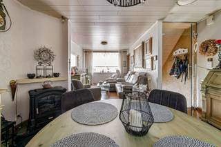 Op zoek naar een investering met een stabiele en betrouwbare huurder? Dit goed onderhouden duplexappartement, gelegen op een gunstige locatie nabij het centrum van Sint-Niklaas, het ziekenhuis, belangrijke invalswegen en diverse praktijken, biedt hiervoor een uitstekende opportuniteit. Het appartement beschikt over een aangename duplexindeling met 2 slaapkamers, een gezellige leefruimte en een zonnig terras waar u heerlijk van de buitenlucht kunt genieten. Bovendien is er een garage inbegrepen, wat een extra troef vormt. Het appartement wordt met de nodige zorg onderhouden door de huidige huurster, die beschikt over een huurovereenkomst van levenslange duur. Zij is een betrouwbare en correct betalende huurder, waardoor dit pand bijzonder geschikt is voor een investeerder die op zoek is naar rust, zekerheid en een stabiel rendement op lange termijn. Een interessante investering op een sterke en centrale locatie in Sint-Niklaas.