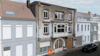 Te koop: Uniek pand met geschiedenis in hartje Menen<br /><br />Ontdek dit karaktervolle gebouw op het Vander Merschplein in Menen: de <strong>voormalige cinemazaal Théâtre des Familles</strong>, gebouwd volgens het originele plan uit 1913, ontworpen door architect A. Welvaert.<br />Grondoppervlakte: 368m²<br /><br />Gelegen op wandelafstand van het station, openbaar vervoer én het stadscentrum, vormt dit pand een buitenkans voor wie droomt van een uniek project met ziel. Of je nu op zoek bent naar een <strong>renovatieproject met historische waarde</strong> of een investeringskans met uitstraling, dit erfgoedpand biedt tal van mogelijkheden.<br /><br />Interesse of graag een bezoek? Kimoura helpt je graag verder via 0470 86 65 08 of kimoura@immolietaer.be<br /><br />https://www.hln.be/menen/deze-parel-uit-de-filmwereld-met-historische-poort-staat-te-koop-in-menen-voor-149-000-euro-is-deze-voormalige-bioscoop-van-jou~ad15796e/<br /><br />https://www.nieuwsblad.be/regio/west-vlaanderen/zuid-west-vlaanderen/menen/binnenkijken.-ooit-in-een-oude-bioscoop-willen-wonen-het-kan-al-vanaf-149.000-euro/97263728.html<br /> 