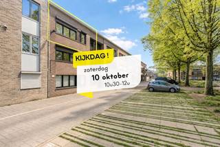 <h2><span>KIJKDAG | Kom op zaterdag 10 oktober vrijblijvend een kijkje nemen, welkom tussen 10u30 en 12u.<br /><br />Ruim en lichtrijk appartement met 2 slaapkamers op een rustige ligging</span></h2>
<p><span>Dit verzorgde appartement geniet van een aangename ligging tegenover een pleintje en combineert een praktische indeling met een comfortabel woongevoel. Dankzij de doordachte inrichting en de veelzijdige ruimtes is dit de ideale woonst voor zowel starters, gezinnen als investeerders.</span></p>
<p><span>Via de inkomhal bereik je vlot alle ruimtes van het appartement. De woning beschikt over twee volwaardige slaapkamers, een badkamer, een apart gastentoilet, een technische ruimte en een extra polyvalente kamer die volledig naar eigen behoefte kan worden ingericht. Deze ruimte leent zich perfect als bureau, dressing, hobbyruimte, speelkamer of extra berging.</span></p>
<p><span>De leefruimte vormt het hart van het appartement en biedt een aangename, open woonbeleving. De woonkamer sluit naadloos aan op de keuken, wat zorgt voor een ruimtelijk gevoel en een gezellige sfeer. Dankzij de grote raampartijen geniet de leefruimte bovendien van veel natuurlijk licht.</span></p>
<p><span>De rustige ligging tegenover een pleintje draagt bij aan het aangename wooncomfort en creëert een open uitzicht vanuit het appartement.</span></p>
<p><span>Een extra troef is de private parkeerplaats die inbegrepen is in de verkoopprijs. Zo geniet je steeds van een vaste parkeerplek vlak bij het appartement.</span></p>
<p><span>Een instapklaar appartement dat ruimte, comfort en flexibiliteit combineert op een aangename locatie. Contacteer ons voor meer informatie of een bezoek ter plaatse.</span></p>