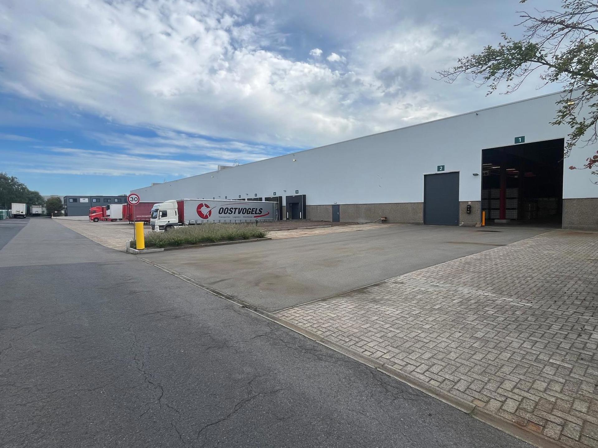 - Bornem langs N16- loskades per 1000m² magazijn- kantoren aanwezig- gelijkvloerse poorten