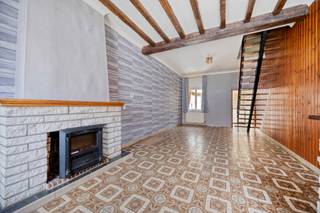 <strong>Centraal gelegen te renoveren woning met o.a. een bewoonbare oppervlakte van 118 m² en 4 slaapkamers. EPC-label D (geen renovatieverplichting).</strong><br /><br />Het gelijkvloers van de woning bestaat uit een woonkamer, keuken en badkamer.<br /><br />Op de eerste verdieping bevinden zich twee slaapkamers. Vanuit één van deze slaapkamers is er via een zolderluik toegang tot de zolderverdieping, waar zich nog twee bijkomende slaapkamers bevinden.<br /><br />Verder beschikt de woning over een kelder.<br /><br />De centrale verwarming wordt voorzien door een gloednieuwe aardgasketel.<br /><br />De woning geniet bovendien van een goede verkeerstechnische ligging ten opzichte van de E40, het station, scholen, winkels en openbaar vervoer.<br /><br />Interesse? Bel naar 0496 07 89 48.
