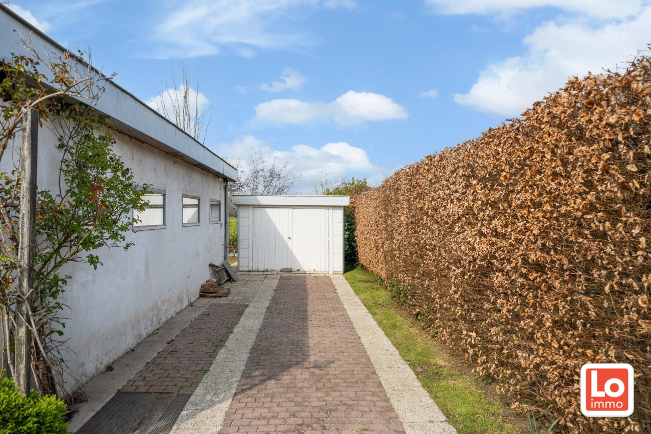 Ruime volledig te renoveren open gelijkvloerse prefab woning met inpandige garage en tuin met open zicht of perceel bouwgrond met afbraak/heropbouw mogelijkheden aan 6% BTW op een rustige locatie nabij het centrum van Zeveneken! - foto 4