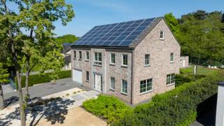Deze prachtige villa in Tessenderlo is de perfecte woning voor wie op zoek is naar ruimte en comfort. Met een grote tuin, binnenzwembad en...