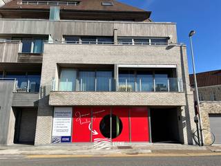 Spacieux immeuble commercial à quelques pas de la Grande PlaceSitué sur une route d'accès à Veurne- surface totale de 431 m²- belle largeur de façade...