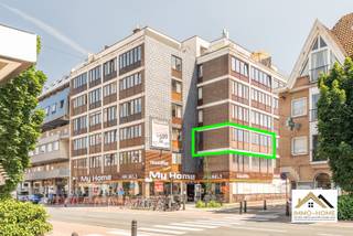 Dit ruime appartement vinden we terug op de tweede verdieping van het complex, en is te bereiken via zowel lift als trap. Je komt terecht in een riante inkomhal die alle ruimtes met elkaar in verbinding stelt. Aan de ene zijde bevindt zich een mooie leefruimte met aanpalende keuken. De grote raampartij zorgt voor veel natuurlijke lichtinval, waardoor een aangenaam ruimtelijk gevoel aanwezig is. Aan de andere zijde komen we in een nachtgang, die de twee grote slaapkamers en de badkamer met inloopdouche aan elkaar koppelt. In de inkomhal bevinden zich twee ingemaakte kasten/opbergruimtes, en extra stockageplaats is er in de grote ondergrondse garage. Het pand is gelegen op een steenworp van het centrum van Gent, met al zijn voorzieningen en uiteraard ontspanningsmogelijkheden in overvloed.Bezoekdag zaterdag 04/07: Inschrijvingen via mail naar stefan@immo-home.be, geen telefonische inschrijvingen! Volg ons op Fb en insta. Voor meer info: www.immo-home.be GRATIS SCHATTING GRATIS FINANCIEEL ADVIES