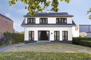 <p><span>Karaktervolle, vrijstaande woning met 4 slaapkamers, veranda, dubbele garage, volledig onderkelderd op een perceel van 17a48ca, centraal gelegen bij het centrum.</span></p><p><span> </span></p><p><span>ALGEMEEN</span></p><ul><li><span>Open bebouwing.</span></li><li><span>Bouwjaar: 1967.</span></li><li><span>Perceeloppervlakte: 17a48ca.</span></li><li><span>KI: €1155.</span></li><li><span>Bewoonbare oppervlakte: 221 m</span><span><sup>2</sup></span><span>.</span></li><li><span>De woning is asbestveilig en niet onderhevig aan de renovatieplicht.</span></li><li><span>Verwarming: aardgas (Buderus hoogrendementsketel 2008 met Buderus boiler).</span></li><li><span>Ramen: houten ramen met dubbele beglazing (2011).</span></li><li><span>Zolder voorzien van betonnen dek, geïsoleerd (8cm wol op de vloer).</span></li><li><span>Volledig onderkelderd.</span></li><li><span>Volledig omheind perceel.</span></li><li><span>Centrale ligging met vlotte verbindingen.</span></li><li><span>Stedenbouwkundige bestemming: woongebied met landelijk karater + woonuitbreidingsgebied.</span></li></ul><p><span> </span></p><p><span>INDELING</span></p><p><span>GELIJKVLOERS:</span></p><ul><li><span>Inkomhal met travertinvloer en toegang tot alle vertrekken.</span></li><li><span>Royale leefruimte voorzien van parketvloer, opgedeeld in zit- en eethoek met toegang tot veranda en keuken. De leefruimte is uitgerust met een functionele FLAM-haard.</span></li><li><span>Veranda met tegelvloer, gashaard, 2 dakramen en grote schuiframen met directe toegang naar het terras. De veranda geniet van een prachtig zicht op de achterliggende tuin.</span></li><li><span>Keuken met tegelvloer, kookeiland, kookvuur en vaatwasser.</span></li><li><span>Polyvalente ruimte, momenteel ingericht als bureel, parketvloer en raampartij met zicht op de voortuin.</span></li><li><span>Gastentoilet voorzien van een fonteintje.</span></li><li><span>Houten trap naar de eerste verdieping.</span></li></ul><p><span> </span></p><p><span>EERSTE VERDIEPING:</span></p><ul><li><span>Nachthal met mozaïekparket en toegang tot 4 slaapkamers en badkamer.</span></li><li><span>Slaapkamer 1: zeer ruim, gelegen aan de voorzijde, voorzien van mozaïekparket, raampartijen, verwarming en lavabo.</span></li><li><span>Slaapkamer 2: gelegen aan de voorzijde en momenteel ingericht als bibliotheek, voorzien van raampartijen, verwarming en ingebouwde kast.</span></li><li><span>Slaapkamer 3: gelegen aan de achterzijde van de woning. Eveneens zeer ruim, voorzien van laminaatvloer, raampartijen, verwarming en lavabo.</span></li><li><span>Slaapkamer 4: gelegen aan de achterzijde en voorzien van laminaatvloer, raampartijen, lavabo, verwarming en inbouwkast.</span></li><li><span>Badkamer (volledig vernieuwd en betegeld) uitgerust met dubbele wastafel met wasmeubel, douchecabine, toilet en hangradiator. Vanuit de badkamer geniet men eveneens van een mooi zicht over de achtertuin.</span></li></ul><p><span> </span></p><p><span>ZOLDER:</span></p><ul><li><span>Bereikbaar via zolderluik. Betonnen dek, gedeeltelijk geïsoleerd (8 cm wol).</span></li></ul><p><span> </span></p><p><span>KELDER:</span></p><ul><li><span>Volledig onderkelderd, ingedeeld in 5 praktische ruimtes, waaronder de garage.</span></li><li><span>Voorzien van aansluiting voor wasmachine en droogkast.</span></li><li><span>Gootsteen aanwezig.</span></li></ul><p><span> </span></p><p><span>GARAGE:</span></p><ul><li><span>Garage voorzien van een automatische, sectionale poort met plaats voor 2 à 3 wagens.</span></li></ul><p><span> </span></p><p><span>BUITENRUIMTE</span></p><ul><li><span>Onderhoudsvriendelijke voortuin, aangelegd en beklinkerd met een pad naar de voordeur.</span></li><li><span>Verharde oprit tot achteraan de woning.</span></li><li><span>Zeer ruime achtertuin voorzien van een prachtig beklinkerd terras, deels overdekt met platanen, tuinhuis en een vijver met fontein.</span></li><li><span>Buitenberging met ruimte voor fietsen.</span></li><li><span>Verlichtingspunten en buitenkraantjes aanwezig.</span></li><li><span>Regenwaterpomp aanwezig.</span></li></ul><p><span> </span></p><p><span>Bent u op zoek naar een ruime, karaktervolle gezinswoning met 4 slaapkamers, veranda en dubbele garage op een mooi perceel van 17a50ca bij het centrum van Maaseik? Contacteer ons voor meer informatie of een bezichtiging via 089/56.06.91 of </span><span><span>verkoop@janssennv.be</span></span><span>.</span></p><p><span> </span></p><p><span> </span></p><p><span> </span></p>