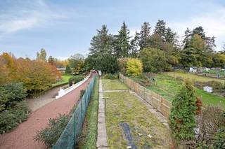 Deze woning heeft een knappe ligging in Nerem: naast het mooie kasteel Rosmeulen, tegenover de vernieuwde Chocoladefabriek en vlak aan het Neremsplein met gezellige horeca.<br /><br />Met een bewoonbare oppervlakte van maar liefst 235m² biedt deze woning zeker voldoende ruimte voor een gezin of in combinatie met thuisbureel.<br /><br />INDELING gelijkvloers: <br />x ruime inkomhal met open trap; <br />x 2 garages; <br />x berg- en hobbyruimte; <br />x toegang tot terras en tuin;<br />x wasruimte; <br />x toilet. <br /><br />Eerste verdieping: <br />x ruime woonkamer in L-vorm met salon en eethoek; <br />x ingerichte keuken, open aan de eetruimte; <br />x vanuit de woonkamer is er toegang tot het overdekt terras en de tuin;<br />x tussenhal/vestiaire en apart toilet; <br />x bergkamer; <br />x bureelkamer. <br /><br />Tweede verdieping: <br />x 4 slaapkamers; <br />x badkamer met ligbad en toilet;<br />x kleinere kamer voor dressing of bureel.<br /><br />Terras en tuin zijn zuid tot zuidoost gericht en genieten van veel zon.<br /><br />Is dit de geschikte woning voor u? Maak dan telefonisch een afspraak voor bezichtiging op het nummer 012 23 00 23 of mail uw vragen aan roland@immo-leroi.be