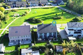 Deze <u>recente en instapklare gezinswoning</u> uit 2014 biedt met haar royale <strong>bewoonbare oppervlakte van 252 m²</strong> alle ruimte om comfortabel te wonen. Gelegen in een rustige, groene en kindvriendelijke omgeving, combineert ze ruimte, comfort en een bijzonder gunstige ligging.<br /><br />Via de lichtrijke inkomhal met gastentoilet komt u in de <u>ruime zithoek en leefruimte</u>. Aansluitend bevindt zich de <u>uitzonderlijk ruime, volledig uitgeruste keuken met Siemens-toestellen</u>: een oven en combi-oven, ruime inbouwkoelkast en -diepvries, vaatwasser, inductiekookplaat en Novy-dampkap. Vanuit de keuken is er directe toegang tot de<u> ruime garage met extra bergruimte</u>.<br /><br />Op de <strong>eerste verdieping</strong> bevinden zich <strong>drie ruime slaapkamers</strong>. Eén slaapkamer beschikt aansluitend over een <strong>volledig ingerichte<u> </u>dressing</strong>. De <strong>badkamer</strong> is uitgerust met een <u>ligbad, inloopdouche, toilet en een ruim lavabomeubel.</u> De aangrenzende <strong>bergruimte</strong> biedt tal van mogelijkheden en kan naar wens worden ingericht, bijvoorbeeld als extra dressing of badkamer.<br /><br />Ook de <strong>zolderverdieping</strong> biedt extra potentieel: deze kan makkelijk worden ingericht als masterbedroom, hobbyruimte of bureauruimte.<br />Buiten geniet u van een afgesloten, onderhoudsvriendelijke tuin met gedeeltelijk overdekt terras—een fijne plek om te ontspannen.<br /><br /><strong>* Troeven</strong><br />- 252 m² bewoonbare oppervlakte<br />- Rustige en groene ligging<br />- Instapklaar<br />- EPC-label A<br />- Zonnepanelen<br />- Bouwjaar 2014<br /><br />- Ruime garage en extra bergruimte<br />- Zolder met uitbreidingsmogelijkheden<br /><br /><strong>* Comfortabel wonen in een kindvriendelijke buurt</strong><br /><br />De woning ligt aan het <u>einde van een doodlopende straat</u>, in een aangename en kindvriendelijke leefomgeving. Aan de voorzijde van de woning vindt u een <u>ruime groenzone met speeltuin</u> en ruimte voor recreatie en ontspanning. Een heerlijke plek waar kinderen kunnen spelen en het hele gezin tot rust kan komen.<br /><br />De rustige ligging gaat hand in hand met een <strong>vlotte bereikbaarheid</strong>.<br />Het centrum van Zomergem ligt vlakbij, met een ruim aanbod aan winkels, diensten en horeca.<br />Ook kinderopvang, scholen, supermarkten, sportvoorzieningen en jeugdbewegingen bevinden zich in de nabije omgeving. Wandel- en fietsroutes liggen bovendien om de hoek.<br /><br />Een <u><em>ruime, energiezuinige en veelzijdige gezinswoning</em></u> op een perceel van 301m², op een locatie waar comfort en levenskwaliteit samenkomen.<br /><br /><u><em>De vooropgestelde richtprijs voor dit totaalplaatje bedraagt 468.000€.</em></u><br />Interesse in deze prachtige gezinswoning?<br />Neem contact op via <strong>Lindsay@regiovastgoed.be</strong> of via <strong>0476/83.47.74</strong>.<br />Wij bezorgen u het volledige verkoopdossier!<br />De eerste <strong>bezoekdag</strong> is voorzien op <u><strong>zaterdag 24/10</strong>!</u><br /> 