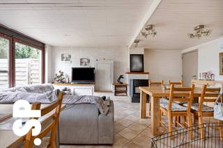 Gelijkvloerse woning op goede locatie in Geel<br /><br />Bent u op zoek naar een praktische gelijkvloerse woning op een gunstige locatie in Geel? Dan biedt deze woning een interessante opportuniteit. Dankzij de praktische indeling, de aangename leefruimte en de gezellige tuin beschikt deze woning over heel wat potentieel.<br /><br />Indeling:<br />Bij het betreden van de woning komt u terecht in de leefruimte, die voldoende plaats biedt voor een gezellige zit- en eetruimte. Dankzij de grote raampartijen geniet u hier van veel natuurlijk licht en een aangenaam zicht op de buitenruimte.<br /><br />Aansluitend bevindt zich de keuken, die praktisch is ingericht en voldoende werk- en opbergruimte biedt.<br /><br />Verder beschikt de woning over één slaapkamer en één badkamer. Alles bevindt zich op het gelijkvloers, wat zorgt voor extra comfort en een praktische woonindeling.<br /><br />Buitenruimte:<br />De woning beschikt over een aangenaam terras met aansluitend een tuin, waar u in alle rust kunt genieten van het buitenleven.<br /><br />Extra troeven:<br />• Volledig gelijkvloerse woning<br />• 1 slaapkamer en 1 badkamer<br />• Aangename en lichtrijke leefruimte<br />• Gezellige tuin met terras<br />• Goede ligging in Geel<br /><br />EPC: label F – 572 kWh/m² per jaar<br /><br />Voor meer informatie of een bezoek ter plaatse, kan u contact opnemen met IMMO SP via 014/591020 of mailen naar Jill@immosp.be.<br />Benieuwd naar de waarde van uw eigen woning? Vraag vrijblijvend een gratis verkoopanalyse aan – wij helpen u graag verder!