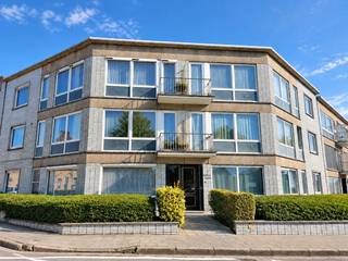 bemeubeld en instapklaar<br />gelegen op het gelijkvloers<br /><br />omvattende een inkom-/nachthal, klare living, modern ingerichte keuken, moderne badkamer, apart toilet, 2 mooie slaapkamers, 2 bergingen, ruime kelderberging en groot terras<br /><br />HP = 650 €/maand<br />HL = 50 €/maand