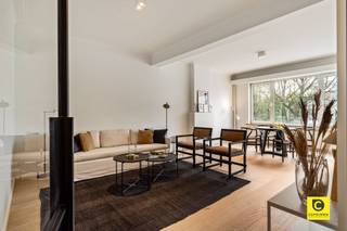 <p><span>Dit appartement neemt deel aan de verkoopmarathon op </span><span>vrijdag 8 mei 2026.</span></p><p><span>U kan deze dit appartement komen bekijken </span><span>tussen 13.00 u en 14.30u</span></p><p><span> </span></p><p><span>Graag een bezoek? Schrijf je dan in via <span>info@coprimmo.be</span></span><span> of via de online afspraak-agenda rechtstreeks (indien mogelijk) op de pagina van dit pand.</span></p><p><span><br />Prachtig gerenoveerd appartement met groen zicht in de begeerde Oosterveldwijk</span></p><p><span>Bent u op zoek naar een instapklaar droomappartement op een toplocatie? Dit volledig gerenoveerde appartement van ca. 105 m² (cfr. EPC) bevindt zich in de rustige en uiterst populaire Oosterveldwijk in Wilrijk. Met een gezellig pleintje recht voor de deur geniet u hier van een vrij, groen uitzicht en een oase van rust, terwijl alle voorzieningen binnen handbereik liggen.</span></p><p><span> </span></p><p><span>Inkomhal</span></p><p><span>U komt het appartement binnen via een centrale inkomhal. Deze hal vormt de ideale verbinding tussen de verschillende leefruimtes en zorgt direct voor een overzichtelijk en welkom gevoel bij thuiskomst.</span></p><p><span> </span></p><p><span>Leefruimte &amp; keuken</span></p><p><span>De leefruimte is een absolute blikvanger, mede door de stijlvolle parketvloer die doorheen het hele appartement een warme sfeer schept. De open keuken is naadloos in de ruimte geïntegreerd en volledig uitgerust met alle moderne toestellen. Of het nu gaat om een snel ontbijt of een uitgebreid diner, deze functionele en visueel aantrekkelijke keuken vormt het hart van uw nieuwe thuis.</span></p><p><span> </span></p><p><span>Slaapkamers &amp; badkamer</span></p><p><span>Het appartement beschikt over twee uitzonderlijk ruime slaapkamers van maar liefst 15 m² en 16 m², een zeldzaamheid die zorgt voor een ongezien comfort. De badkamer is tot in de puntjes afgewerkt met een stijlvol dubbel lavabomeubel en een royale inloopdouche. Daarnaast vindt u hier het toilet en de nodige aansluitingen voor een wasmachine.</span></p><p><span> </span></p><p><span>Unieke troef: Dubbele kelder/garage</span></p><p><span>Een absoluut unicum bij dit pand is de zeer ruime, ondergrondse dubbele kelder. Deze ruimte is zo royaal dat er probleemloos fietsen, een hobbyruimte of zelfs een kleine stadswagen in passen. Deze multifunctionele ruimte is bovendien volledig inbegrepen in de vraagprijs!</span></p><p><span> </span></p><p><span>De highlights op een rij:</span></p><p><span>- Totaalrenovatie: Volledig vernieuwd en onmiddellijk instapklaar.</span></p><p><span>- Locatie: Rustig gelegen in de Oosterveldwijk met een pleintje voor de deur.</span></p><p><span>- Elektriciteit is volledig conform (AREI).</span></p><p><span>- Ruimtegevoel: Royale slaapkamers en een oppervlakte van ca. 105 m².</span></p><p><span>- Extra opslag: Inclusief dubbele kelder (geschikt voor kleine wagen of fietsen).</span></p><p><span> </span></p><p><span>Dit appartement combineert de rust van een groene wijk met de luxe van een nieuwe woning. Contacteer ons snel voor een bezoek ter plaatse en laat u verrassen!</span></p>