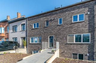 Een ruim (130m²) en perfect onderhouden duplex-appartement in een kleine residentie met oa. 3 slaapkamers, aangenaam terras en zolder, gelegen...