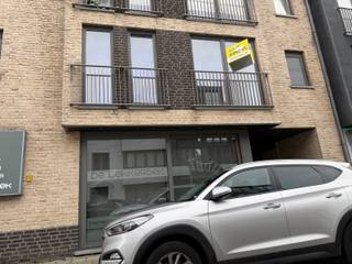 Dit appartement is gelegen op de eerste verdieping in het centrum van Geel en op wandelafstand van de markt.Via de inkomhal hebben we toegang tot de...