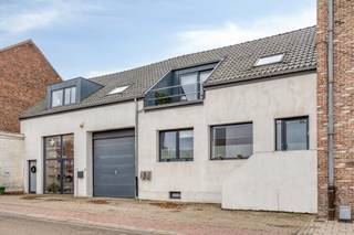 In het hart van Bost, op een boogscheut van Tienen, bevindt zich dit volledig gerenoveerde appartement dat uitblinkt in comfort, ruimte en hedendaagse afwerking. Enkele jaren geleden werd het pand van A tot Z vernieuwd, met oog voor kwaliteit en detail, waardoor het vandaag instapklaar is voor wie houdt van modern wonen zonder renovatiezorgen. Dankzij de vlotte verbinding met de oprit van de E40 richting Leuven en Brussel is ook de ligging een absolute troef.<br /><br />De lichtrijke leefruimte vormt het kloppende hart van het appartement en sluit naadloos aan op een stijlvolle, volledig uitgeruste keuken. Met drie volwaardige slaapkamers en een aparte dressing biedt deze woning alle ruimte voor een gezin, thuiswerk of logees. De badkamer is fris, modern ingericht en voorzien van alle hedendaagse comfort.<br /><br />Twee aangename terrassen – één aan de voorzijde en één aan de achterzijde – maken het geheel compleet en bieden zowel ochtend- als avondzon, ideaal om in alle rust te genieten van het buitenleven. Dankzij de doordachte indeling, de hoogwaardige renovatie en de strategische ligging nabij winkels, scholen, openbaar vervoer en de E40 is dit appartement een unieke kans voor wie op zoek is naar zorgeloos en kwalitatief wonen.<br /><br />Interesse? Neem contact op met Ben via 0468 58 04 09 of ben@sophimo.be!