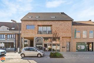 Op een strategische locatie in het hart van Keerbergen bevindt zich deze ruime en nog naar eigen wens in te richten handelsruimte. Dankzij de...