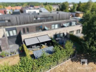 <p><span>Dit pand doet mee aan BLAUWE ZATERDAG, de kijkdag van Immo Diest</span></p><p><span>Kom een kijkje nemen op </span><span>za 19/9 tussen 13u-15u</span><span>. Ben je graag zeker van een plaatsje? Boek je tijdslot via Immo Diest: 013 31 25 22.</span></p><p><span> </span></p><p><span>Bent u op zoek naar een gelijkvloers appartement met een uitzonderlijk ruime leefruimte en een zonnige tuin? Dan is dit instapklare appartement in Bekkevoort zeker het ontdekken waard.</span></p><p><span>Door de open indeling vormt het hart van het appartement één groot en aangenaam leefgeheel. De oorspronkelijke derde slaapkamer werd volledig bij de woonkamer betrokken, waardoor er een bijzonder royale ruimte ontstond met plaats voor een gezellige zithoek en ruime eetkamer die overvloeien naar de hoogwaardige keuken.</span></p><p><span> </span></p><p><span>Troeven:</span></p><ul><li><span>Gelijkvloers appartement</span></li><li><span>Bewoonbare oppervlakte van 128 m²</span></li><li><span>Zeer ruime en open leefruimte</span></li><li><span>Eén volwaardige slaapkamer</span></li><li><span>Ruime, ingerichte inloopdressing met maatkasten en geïntegreerde verlichting </span></li><li><span>Zuidgerichte tuin van 90 m²</span></li><li><span>Ruim terras met luxueuze, volledig automatische zonneluifel en geïntegreerde verlichting </span></li><li><span>Rustige ligging met een landelijk karakter</span></li><li><span>Oprit van de E40 op amper 500 meter</span></li><li><span>Comfortabel wonen op één niveau</span></li></ul><p><span> </span></p><p><span>De open leefruimte is zonder twijfel een van de grootste troeven van het appartement. Dankzij de royale oppervlakte kunt u verschillende woonfuncties moeiteloos combineren, terwijl het open karakter zorgt voor een aangename ruimtelijkheid en veel wooncomfort.</span></p><p><span>Aansluitend beschikt het appartement over één volwaardige slaapkamer </span><span>(mogelijkheid tot 2de slaapkamer)</span><span> en een afzonderlijke inloopdressing. De maatkasten met open vakken, kledingroedes en lades bieden bijzonder veel opbergruimte. De geïntegreerde verlichting zorgt bovendien voor een verzorgde en aangename uitstraling. </span></p><p><span>Ook buiten werd volop ingezet op comfort. De zuidgerichte tuin van circa 90 m² is volledig omheind en biedt veel privacy. Het ruime terras met overkapping vormt een aangename verlenging van de leefruimte, waardoor u ook op warmere of minder zonnige dagen comfortabel buiten kunt zitten. Achteraan bevindt zich een tuinhuis met een bijkomend overdekt terras, ideaal als extra zithoek en voor praktische opbergruimte. De verschillende groenaccenten en het kleine waterpartijtje geven de tuin een gezellige, verzorgde uitstraling. </span></p><p><span>Dankzij de volledig gelijkvloerse indeling geniet u bovendien van optimaal gebruiksgemak. Alle ruimtes bevinden zich op één niveau, waardoor het appartement bijzonder geschikt is voor alleenstaanden, koppels of mensen die bewust kiezen voor comfortabel en onderhoudsvriendelijk wonen.</span></p><p><span>Het appartement ligt rustig in Bekkevoort, terwijl u toch geniet van een uitstekende bereikbaarheid. De oprit van de E40 richting Brussel, Genk en Aken bevindt zich op amper 500 meter. Zo combineert u een aangename woonomgeving met een vlotte verbinding naar omliggende steden en gemeenten.</span></p><p><span>Interesse?</span></p><p><span>Wilt u de ruimte en open indeling van dit gelijkvloerse appartement zelf ervaren? Neem dan gerust contact met ons op voor meer informatie of een persoonlijke rondleiding.</span></p><p><span>Immo Diest<br />Hasseltsestraat 17, 3290 Diest<br /><span>info@immodiest.be</span></span><span><br />+32 13 31 25 22<br /><span>www.immodiest.be</span></span></p>