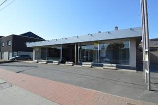 Een zeer commerciële ligging met heel veel passage en gelegen bij de Supra Bazar, 250m² winkelruimte met daarbij horend een verzorgde keuken en leefruimte of bureau ruimte en kan voor meerdere doeleinden schikken. Zowel als winkel en al dan niet in combinatie met of alleen als toonzaal, grote kantoorruimte, of andere mogelijkheden. <br /><br />Zeer vlotte bereikbaarheid gezien de nabijheid van ringwegen/autosnelwegen, Industrieterrein en gelegen tussen Kortrijk en Roeselare.<br /><br />Is deze zaak misschien iets voor u, neem dan graag met ons contact voor een bezoek terplaatse.<br /><br />Beschikbaarheid: 15/07/2026<br />Huurprijs: 1.400 EUR/maand<br />Adres: Driemasten 123 B, Gullegem<br />Onze referentie: DEV5127<br /><br />Commissie: 1 maand huur + BTW, ten laste van de huurder<br />Waarborg: 3 maand huur op geblokkeerde rekening<br />Kost registratie ten laste van huurder