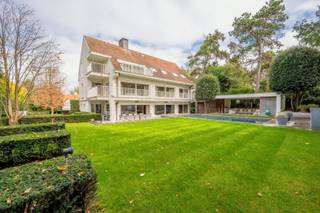 Exclusief te koop: Deze elegante villa ligt verscholen in een rustig en discreet paadje in het hart van Het Zoute, op een mooi terrein van 1.298...