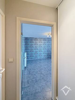 Dit instapklaar appartement is gelegen op de 1ste verdieping en bestaat uit: lift - inkomhal met ingebouwde kast - toilet - keuken - living met aansluitend terras - berging/wasplaats - badkamer met douche en ligbad - 2 slaapkamers - zeer groot terras - garage - 2 bergingen. <br /><br />Troeven: <br />- instapklaar appartement<br />- gunstig EPC label B<br /><br />Beschikbaar vanaf 1/10/2026, huurprijs 825 €/maand (+ 50 €/mnd kosten syndic.)