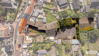 Op een centrale en strategische locatie in het hart van Kortemark bevindt zich deze ruime projectsite van maar liefst 4.042 m². De eigendom biedt interessante mogelijkheden voor de realisatie van een kwalitatief residentieel woonproject.<br /><br />Op basis van het voorliggende ontwikkelingsvoorstel wordt uitgegaan van de mogelijkheid om een project te realiseren met 12 tot 15 wooneenheden. Hierdoor richt deze eigendom zich in het bijzonder tot projectontwikkelaars en investeerders die op zoek zijn naar een site met potentieel op een goed bereikbare locatie.<br /><br />De ligging in de Stationsstraat zorgt voor een uitstekende bereikbaarheid en een directe nabijheid van het centrum, winkels, scholen, openbaar vervoer en diverse dagelijkse voorzieningen. De combinatie van de ruime perceeloppervlakte en de centrale ligging maakt dit tot een interessante opportuniteit voor toekomstige residentiële ontwikkeling.<br /><br />