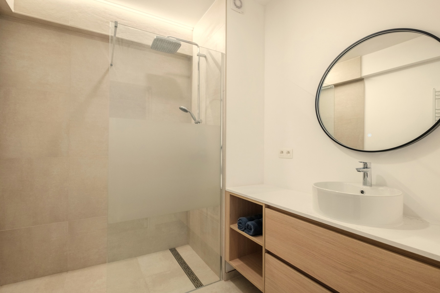 Prachtig gerenoveerd appartement aan de Markt in Gistel. - foto 3