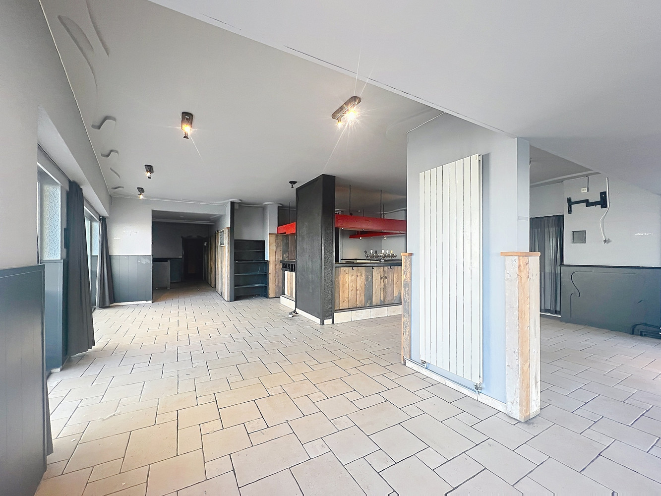 Uiterst gunstig gelegen horecazaak/handelspand op het Heldenplein, ter hoogte van de Zeedijk en het centrum van Heist. - foto 4