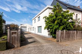 <strong>Ruime woning met magazijn van ca. 236 m² op gunstige locatie in Ranst</strong><br /><br /><strong>Deze ruime eigendom biedt een interessante combinatie van wonen en werken. De woning beschikt over een ruime woonkamer, keuken, 5 kamers en heel wat praktische bergruimte. Grote troef is het aansluitende magazijn van ca. 236 m², geschikt voor het stallen van meerdere wagens, opslag, hobby of professionele activiteiten.</strong><br /><br /><strong>Gelijkvloerse verdieping</strong><br />
<ul>
<li>Inkomhal</li>
<li>Aparte woonkamer</li>
<li>Afzonderlijke, uitgeruste keuken</li>
<li>Praktische berging/wasruimte met aansluiting voor wasmachine en droogkast</li>
<li>Twee kamers, bruikbaar als slaapkamer, bureau, hobby- of praktijkruimte</li>
<li>Badkamer met inloopdouche en lavabo</li>
<li>Apart toilet</li>
<li>Zeer ruim magazijn van ca. 236 m², geschikt voor opslag en het stallen van meerdere wagens</li>
<li>Magazijn bereikbaar via een automatische poort</li>
<li>Extra toilet ter hoogte van het magazijn</li>
</ul>
<strong>Eerste verdieping</strong><br />
<ul>
<li>Nachthal</li>
<li>Hoofdslaapkamer</li>
<li>Tweede slaapkamer</li>
<li>Derde slaapkamer</li>
<li>Apart toilet</li>
</ul>
<strong>Algemeen</strong><br />
<ul>
<li>Ruime oprit met automatische toegangspoort</li>
<li>Kelderberging aanwezig</li>
<li>Verwarming op gas</li>
<li>Vloerverwarming aanwezig</li>
<li>Airconditioning in de leefruimte</li>
<li>Veelzijdige eigendom met tal van mogelijkheden voor zelfstandigen, opslag, hobby of autoliefhebbers</li>
<li>Gelegen in Ranst op een vlot bereikbare locatie, met goede verbindingen richting omliggende gemeenten en Antwerpen. Winkels, scholen en andere dagelijkse voorzieningen bevinden zich in de nabije omgeving</li>
</ul>