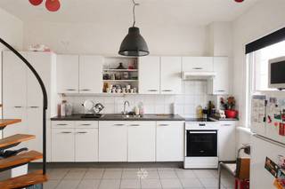 GENT - Biekorfstraat 77: Ben je op zoek naar een rustig gelegen hoekwoning nabij Dampoort te huur in Gent? Dan is dit pand mogelijk iets voor jou. De...
