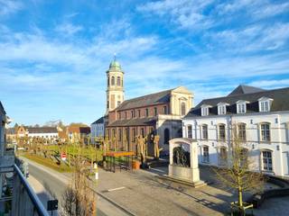Dit <strong>lichtrijk appartement inclusief garagebox</strong> telt <strong>twee slaapkamers </strong>en is <strong>bijzonder goed gelegen</strong> aan het mooie dorpsplein van Drongen. <br /><br />Via de inkomhal met ingemaakte vestiairekasten betreed je de ruime en aangename leefruimte met <strong>overdekt terras</strong>, en een <strong>prachtig zicht</strong> op de Oude Abdij en de Drongense kerktoren. De keuken is volledig voorzien en heeft een praktische keukenberging. Het appartement omvat een eerste ruime slaapkamer, en een tweede kleinere slaapkamer die naargelang de woonwensen ook kan dienen als bureau, dressing, hobbykamer, etc. Verder is er nog de badkamer en een apart toilet. <br /><br />In de kelderverdieping bevindt zich de<strong> private, afgesloten garagebox</strong>.<br /><br />De huurprijs bedraagt maandelijks €1.000 (appartement + garagebox) + €100 syndicus forfait. <br /><br />Interesse in dit uiterst goedgelegen en lichtrijk appartement? Stuur gerust een mailtje naar <strong>gijs@convas.be</strong> met vermelding van uw telefoonnummer. 