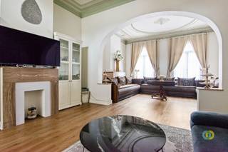 This charming townhouse was largely renovated a few years ago and is completely move-in ready. With an excellent EPC score B and compliant...